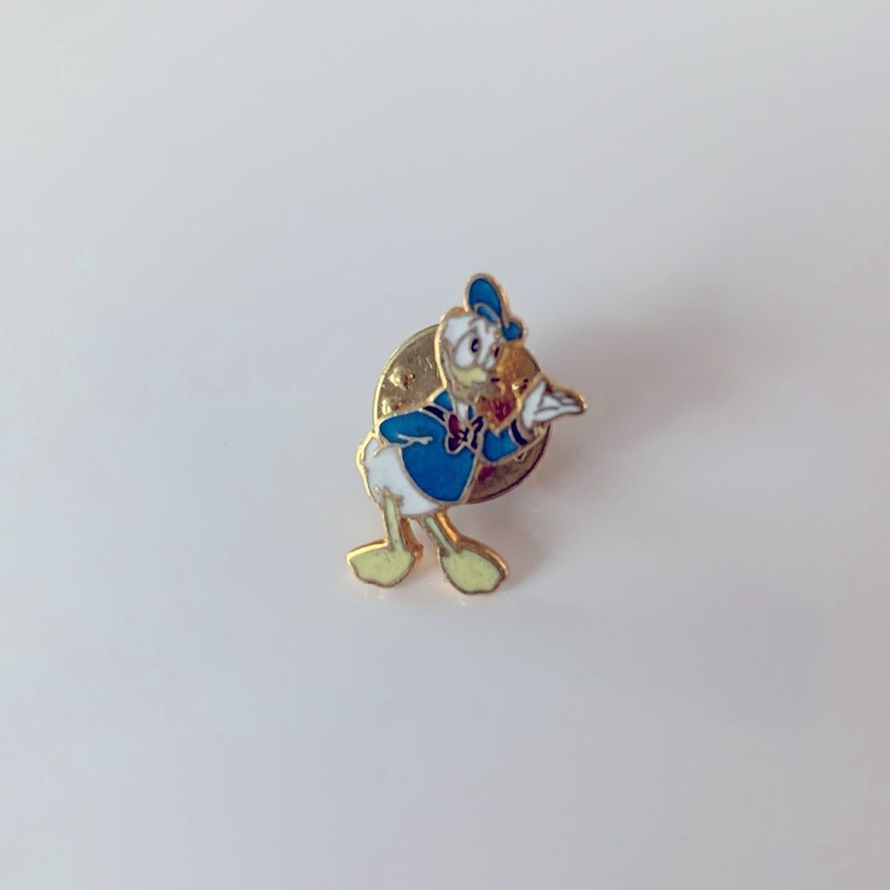 Donald Duck Lapel Pin - Picture 1 of 3